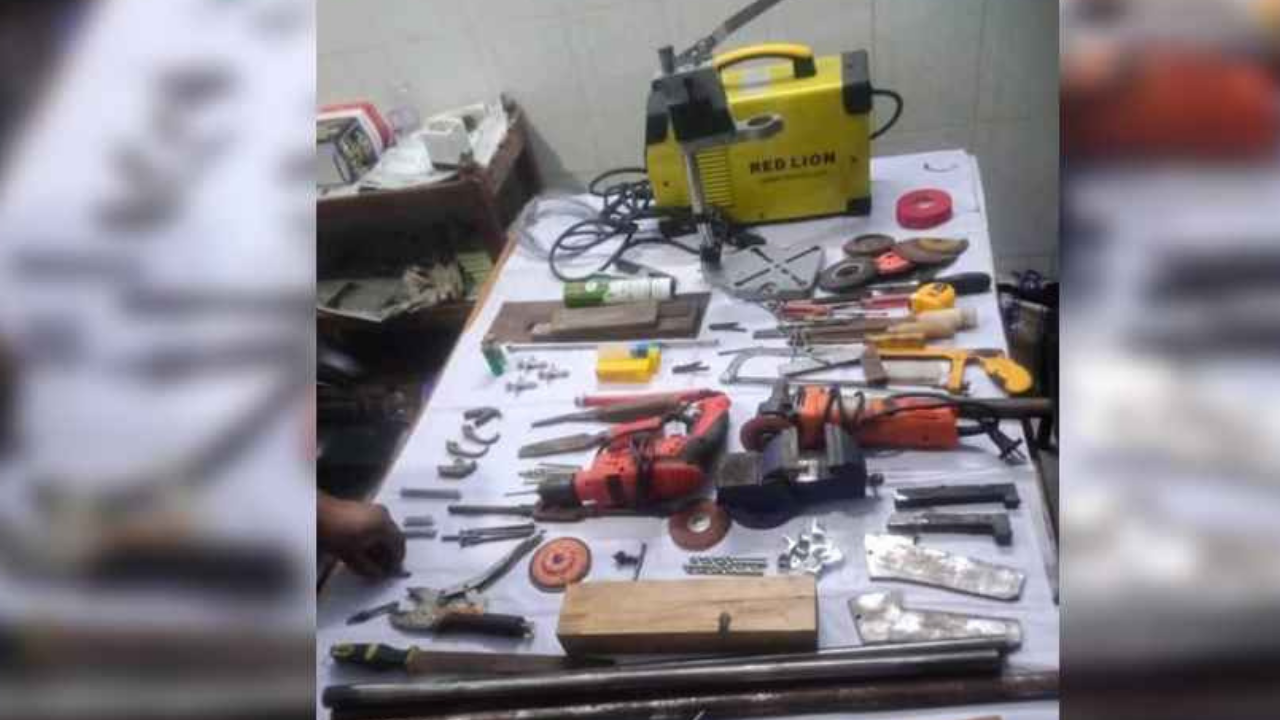 পাবনায় ভয়াবহ অস্ত্র তৈরির কারখানায় পুলিশের অভিযান